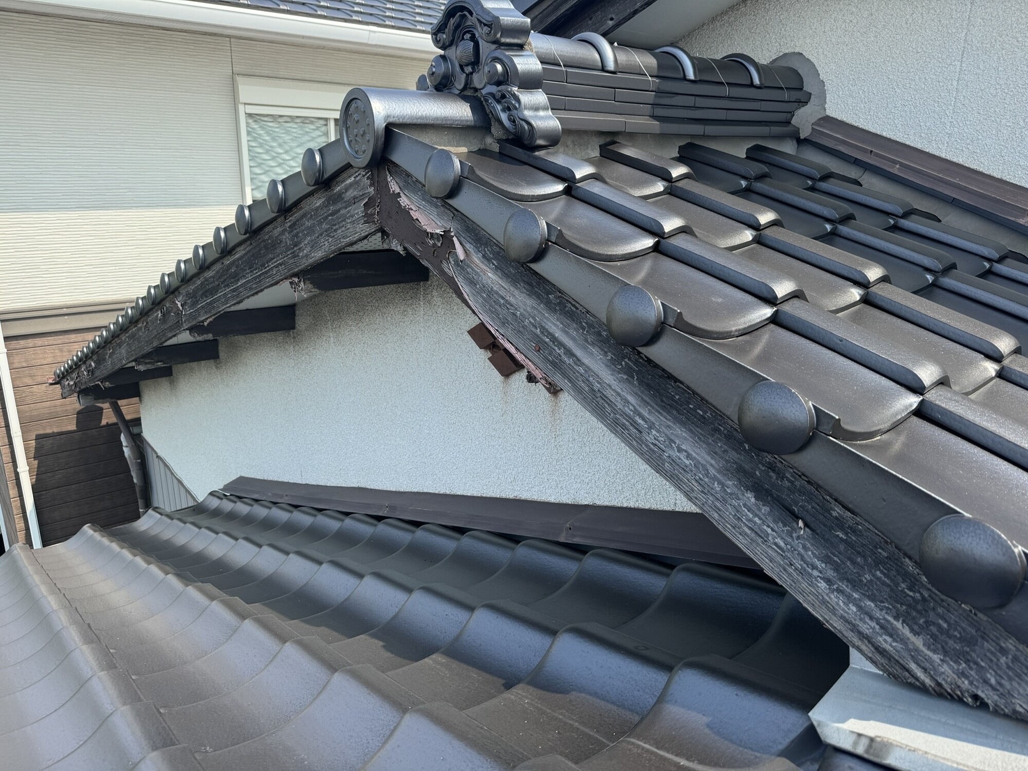 株式会社キスの外壁塗装（破風板金巻き工事）