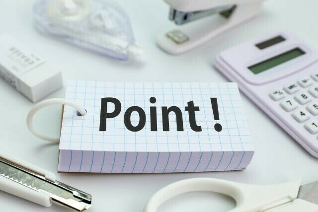 「Point!」と書かれたメモ用紙と電卓などの事務用品