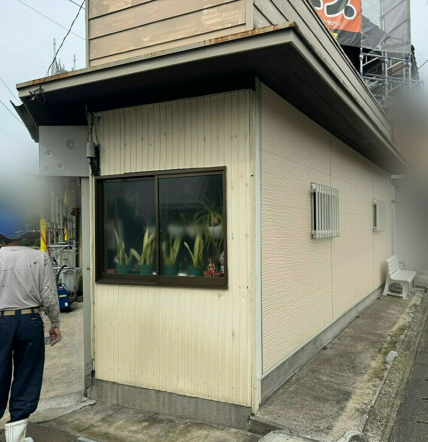 鹿島市N様邸の屋根塗装・外壁デザイン塗装塗り替え工事の様子その1