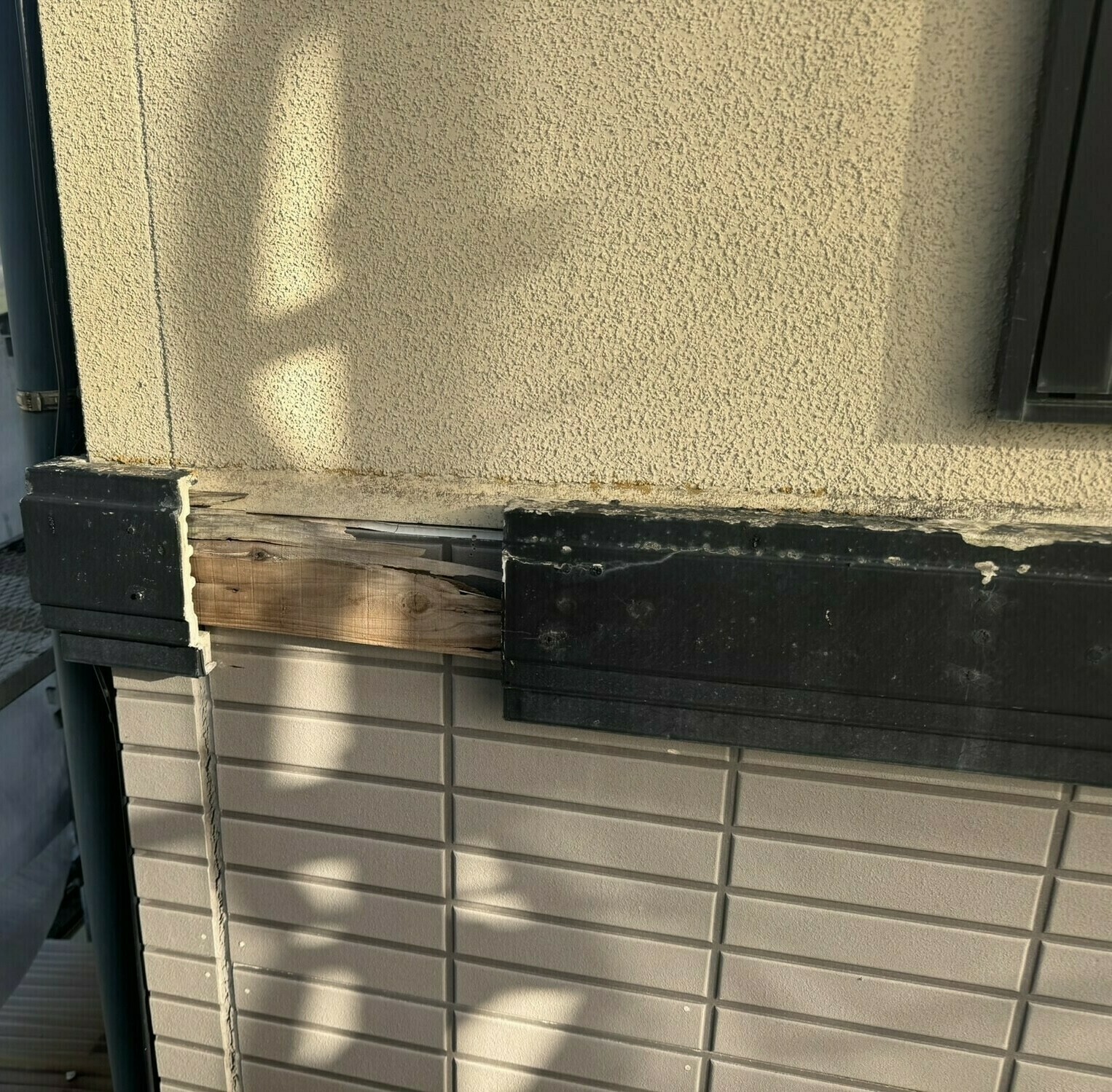 割れや欠けが生じている幕板