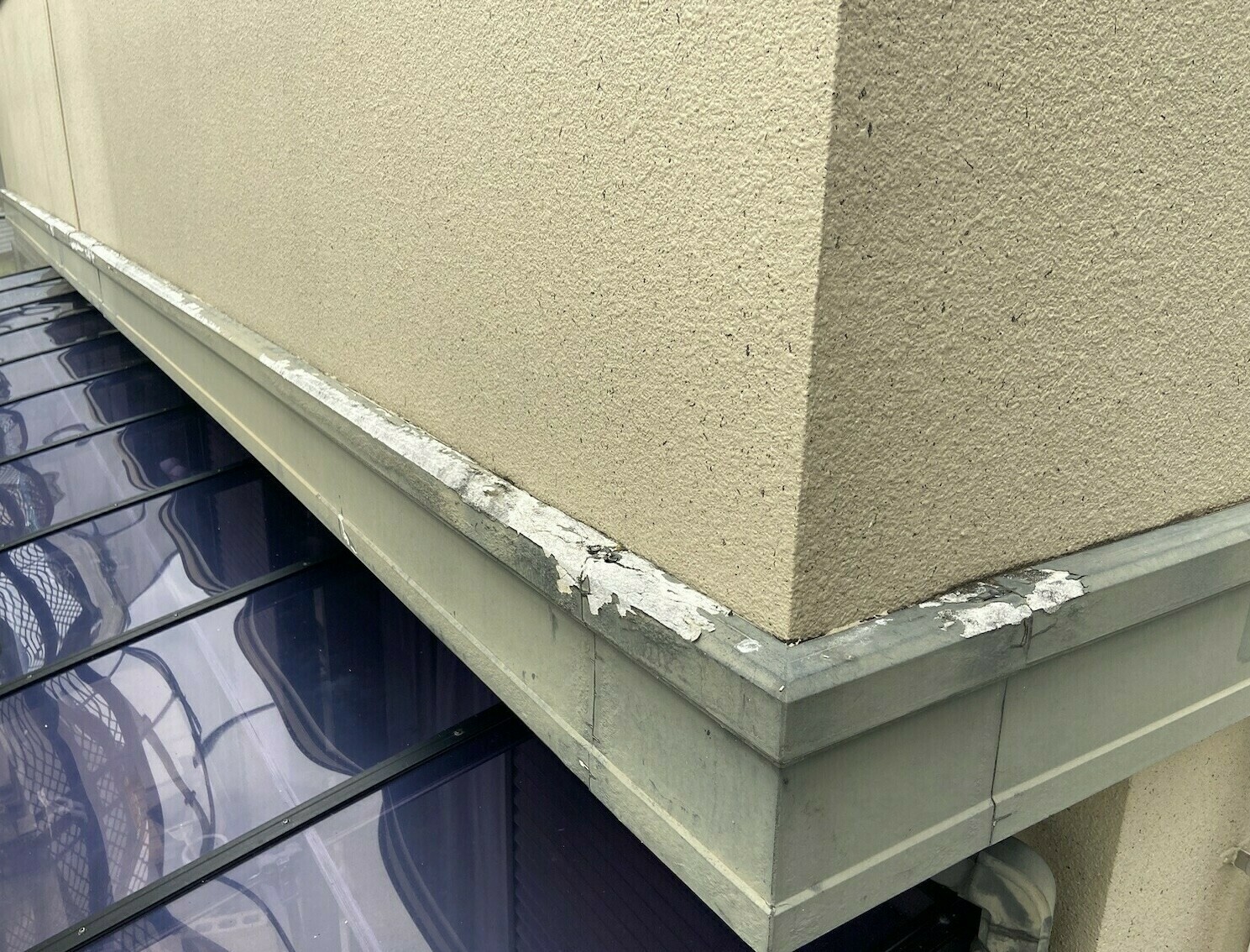 塗膜剥離している幕板