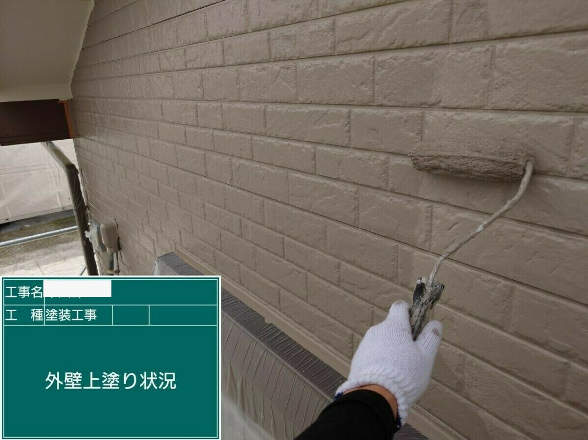 武雄市H様邸の外壁塗装(上塗り)その1